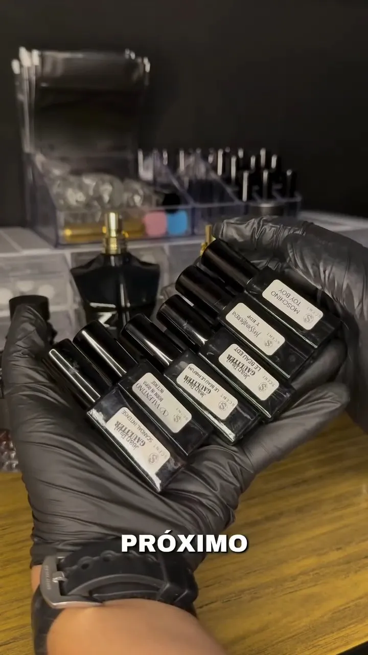 Decants negros con la etiqueta de Scent y el nombre de cada perfume